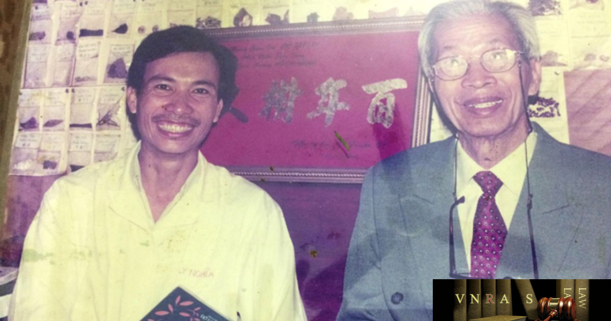 Giáo sư -Tến sĩ Đỗ Tất Lợi (bên phải) và học trò ruột – lương y Nguyễn Đức Nghĩa (bên trái)